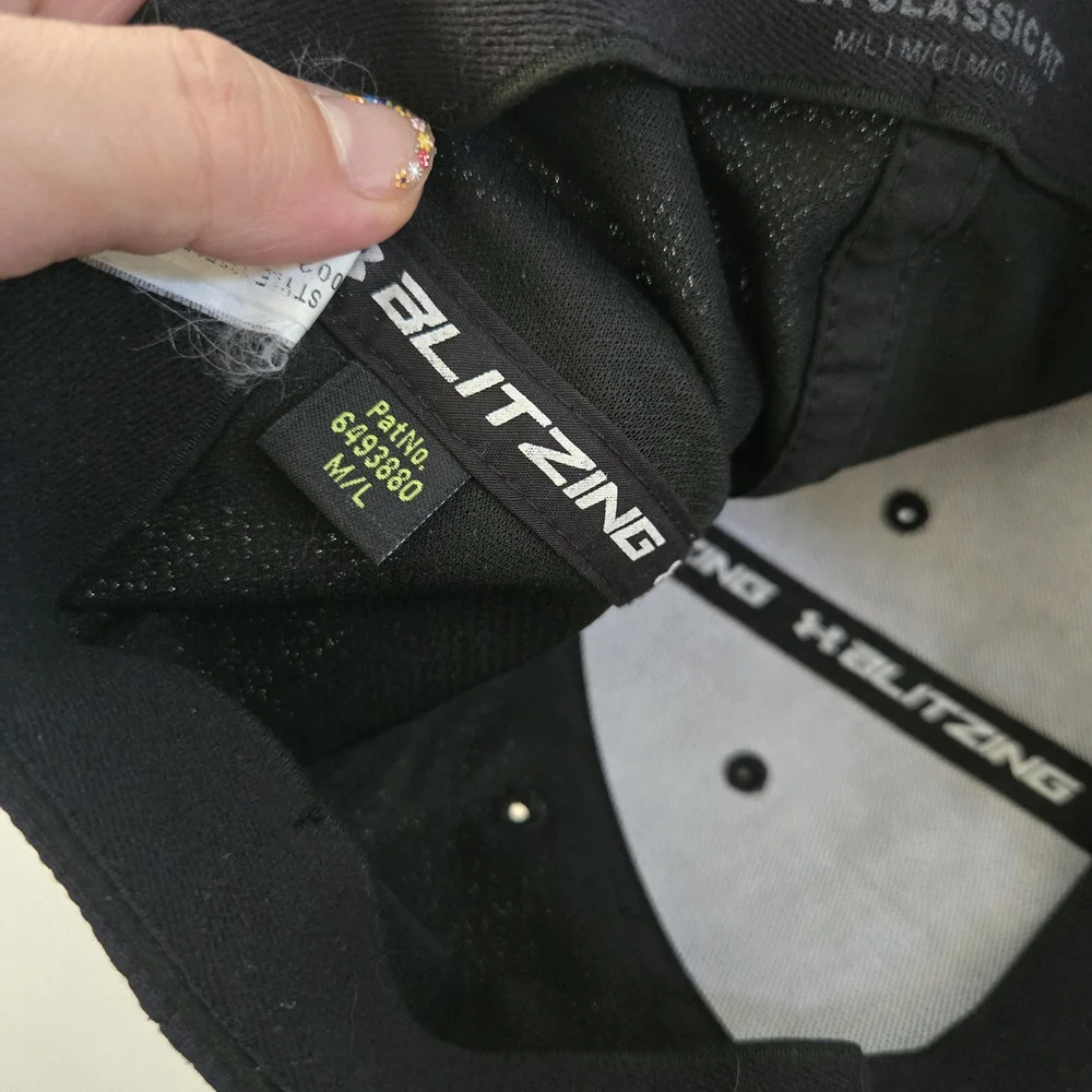 Under Armour classic fit blitzing stretch black hat size M/L